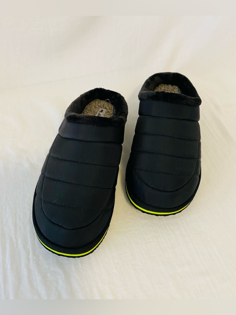 NWOT Men's Black Quilted Slip-On Clog Slippers, Size 9